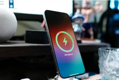 惠来苹果15换屏服务分享用什么充电器给iPhone15充电更好 